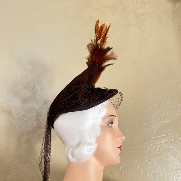 GORGEOUS 1940\'s BROWN FELT HAT WITH GATHERED CROWN, TALL FEATHERS & HALF VEIL main image 6